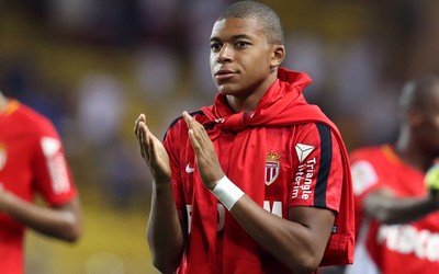 米兰电竞精华-B席女友晒照引发球迷热议